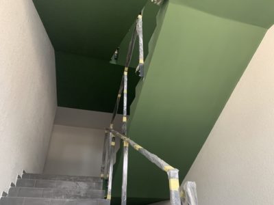 Заканчиваются работы по укладке плитки и выкраске МОПов_2